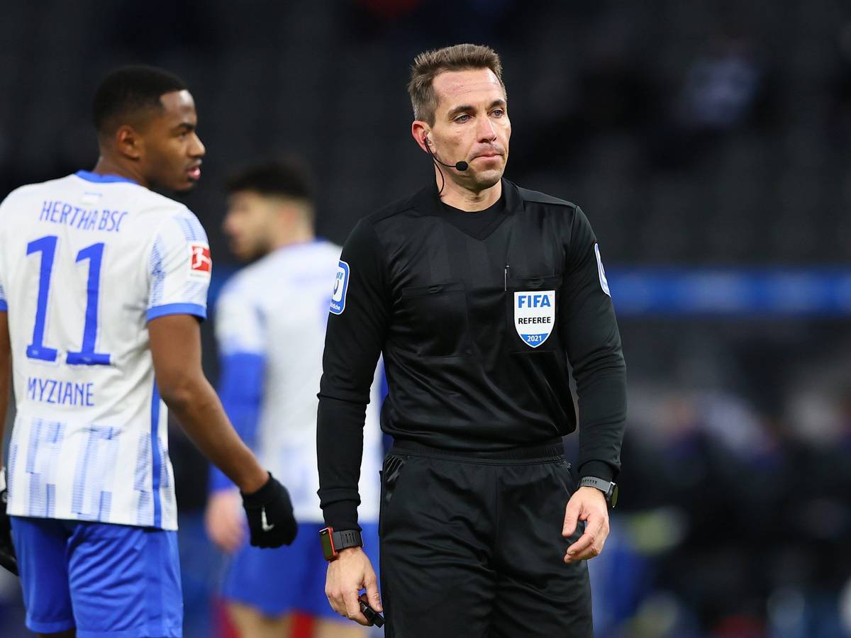 Schiedsrichter Tobias Stieler beim Spiel zwischen Hertha BSC und dem 1. FC Köln.