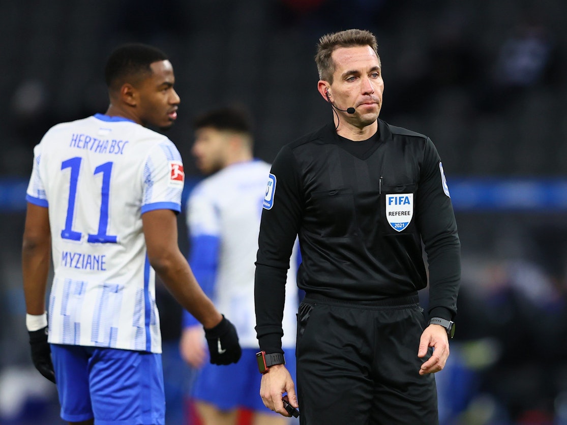 Schiedsrichter Tobias Stieler beim Spiel zwischen Hertha BSC und dem 1. FC Köln.