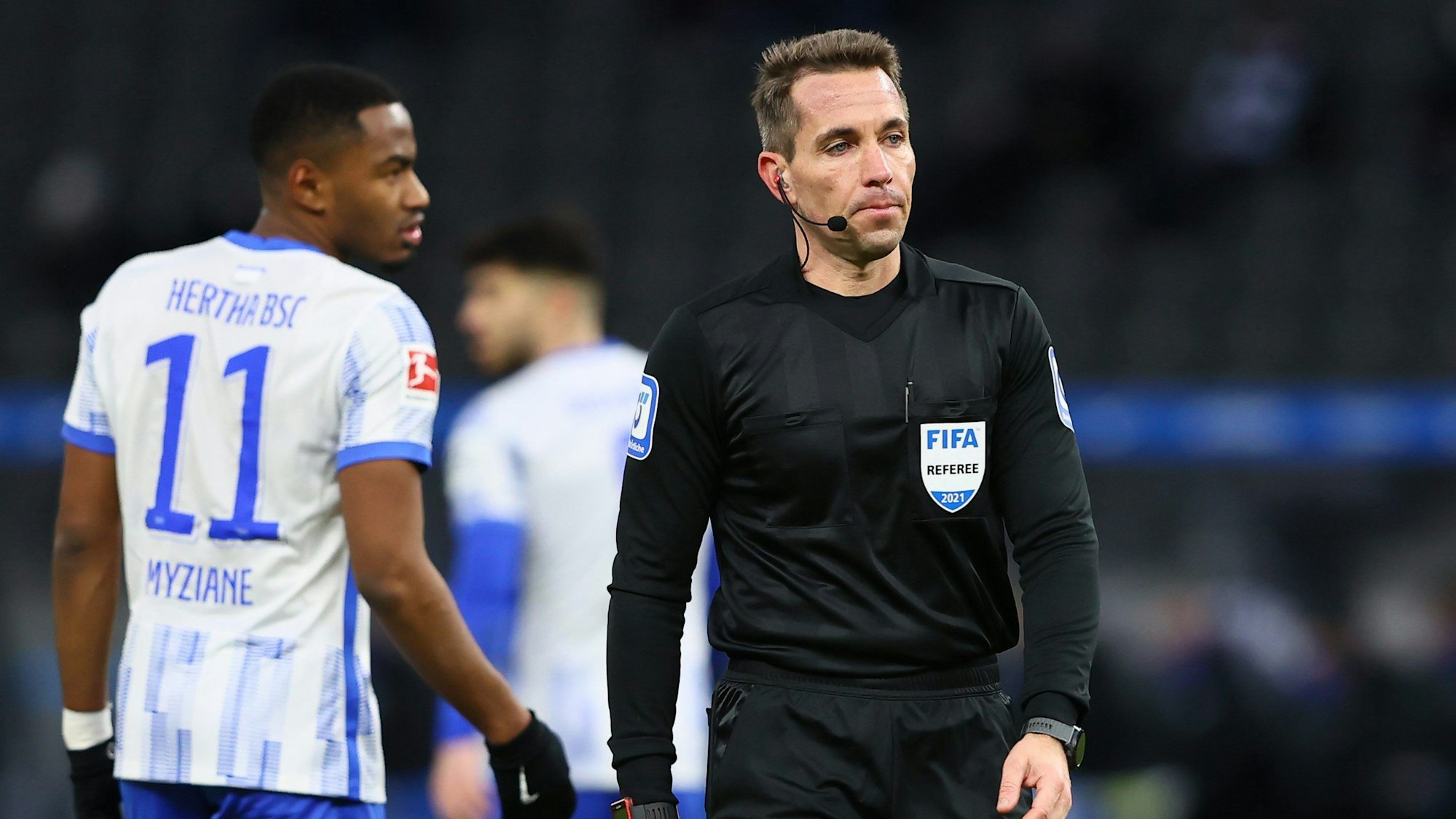 Schiedsrichter Tobias Stieler beim Spiel zwischen Hertha BSC und dem 1. FC Köln.