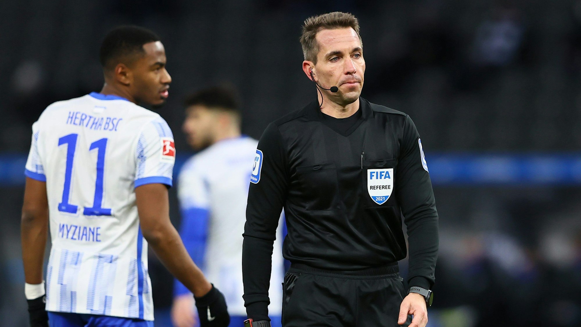 Schiedsrichter Tobias Stieler beim Spiel zwischen Hertha BSC und dem 1. FC Köln.