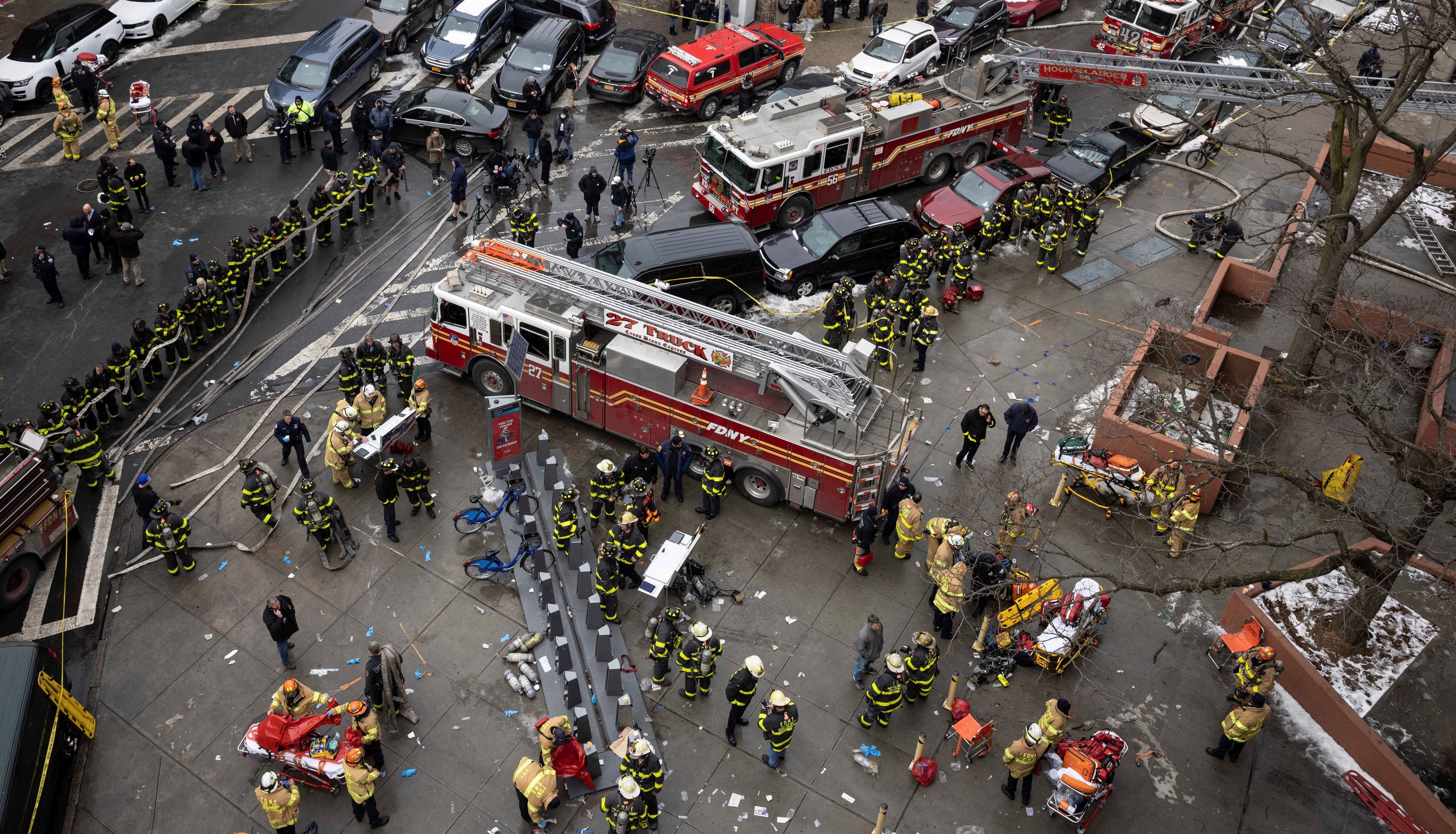 Wohnhausbrand in New York: Blick von oben auf einen Teil des Einsatzortes am 9. Januar 2022.