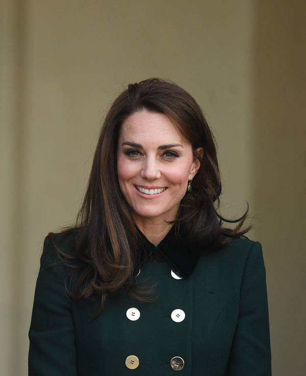 Der britische Prinz William (34) und Herzogin Kate (35) verlassen am 17.03.2017 den Élyséepalast in Paris (Frankreich), nachdem sie vom französischen Staatspräsidenten Hollande empfangen wurden.