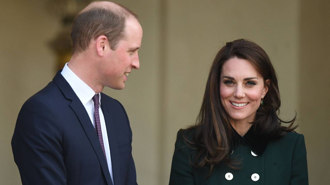 Der britische Prinz William (34) und Herzogin Kate (35) verlassen am 17.03.2017 den Élyséepalast in Paris (Frankreich), nachdem sie vom französischen Staatspräsidenten Hollande empfangen wurden.