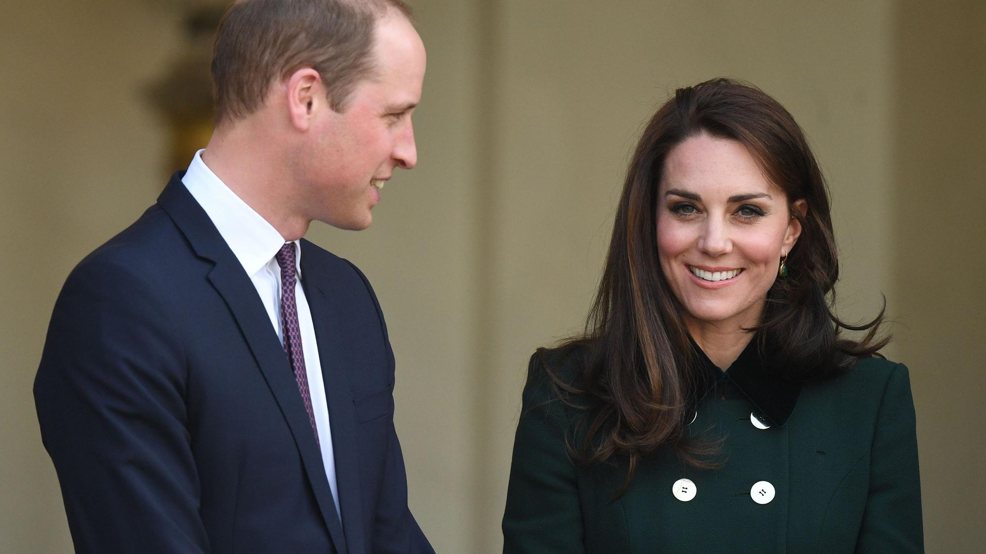 Der britische Prinz William (34) und Herzogin Kate (35) verlassen am 17.03.2017 den Élyséepalast in Paris (Frankreich), nachdem sie vom französischen Staatspräsidenten Hollande empfangen wurden.