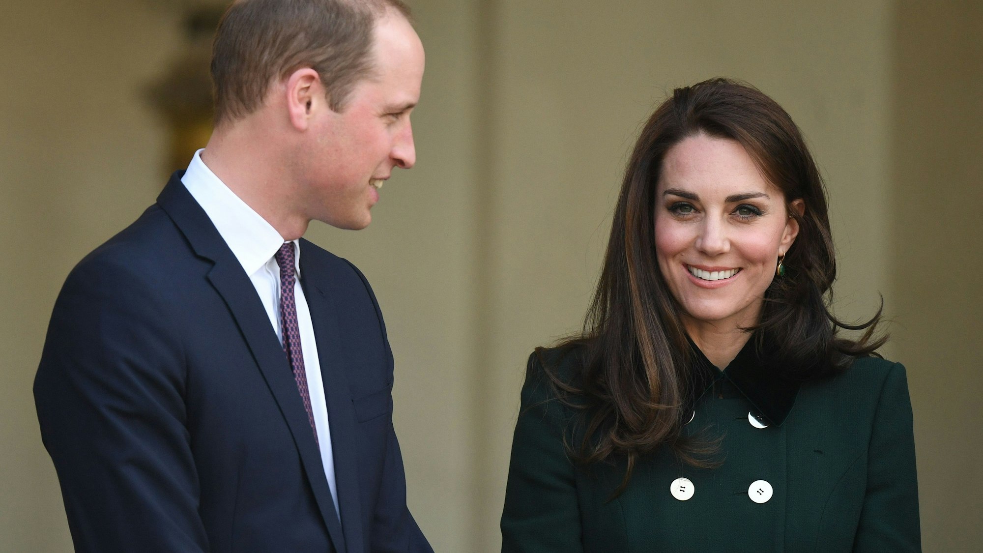 Der britische Prinz William (34) und Herzogin Kate (35) verlassen am 17.03.2017 den Élyséepalast in Paris (Frankreich), nachdem sie vom französischen Staatspräsidenten Hollande empfangen wurden.