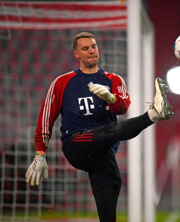 Torwart Manuel Neuer vom FC Bayern München beim Aufwärmen.