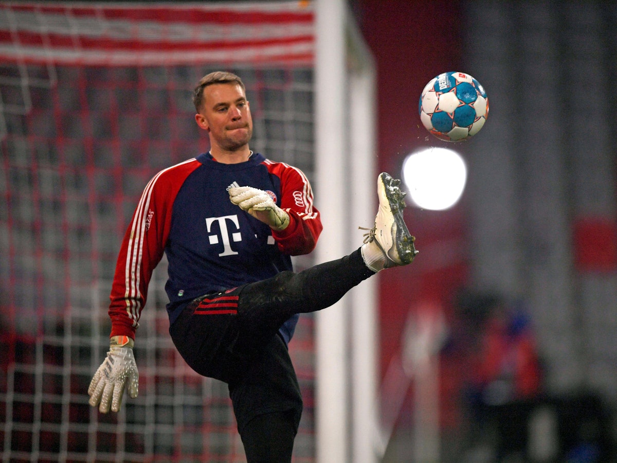 Torwart Manuel Neuer vom FC Bayern München beim Aufwärmen.