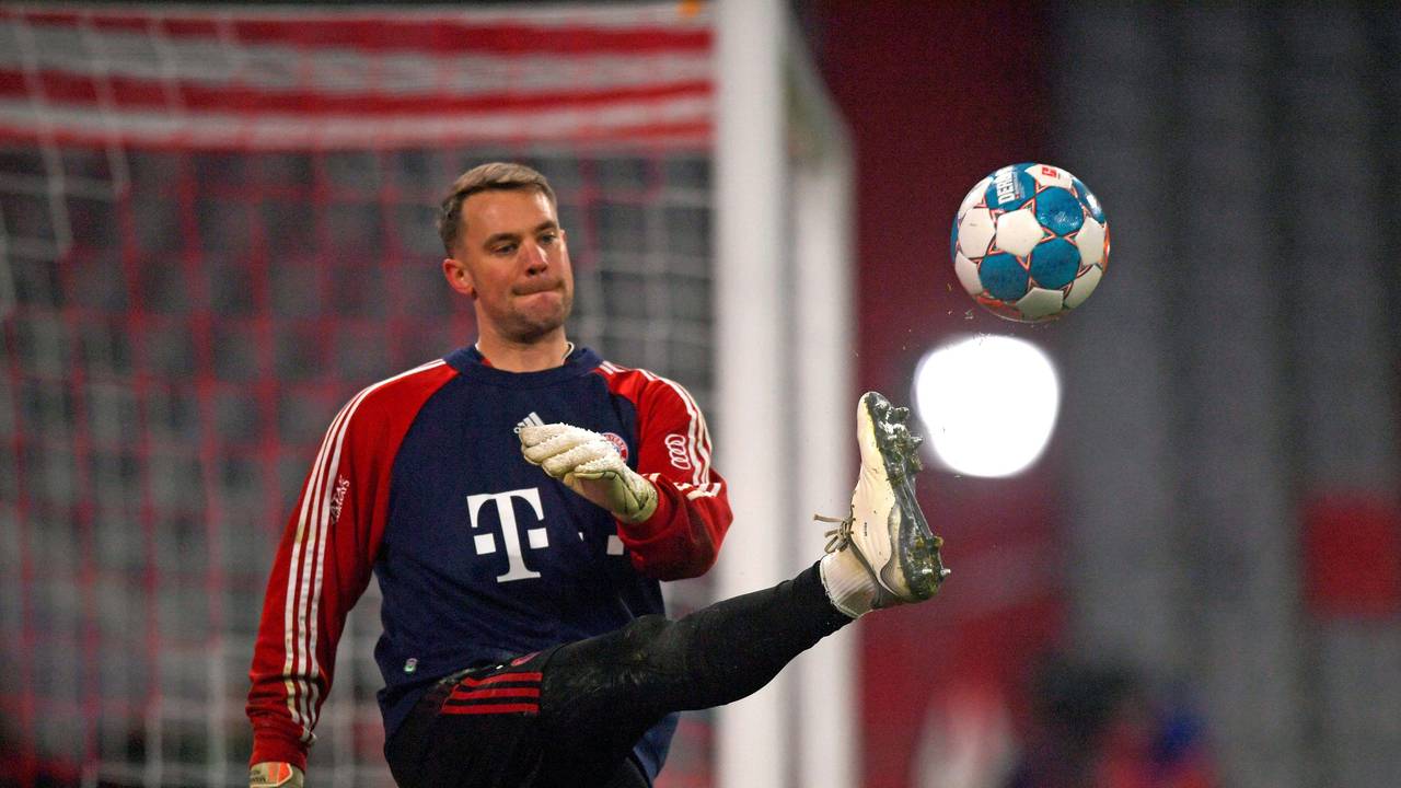 Torwart Manuel Neuer vom FC Bayern München beim Aufwärmen.