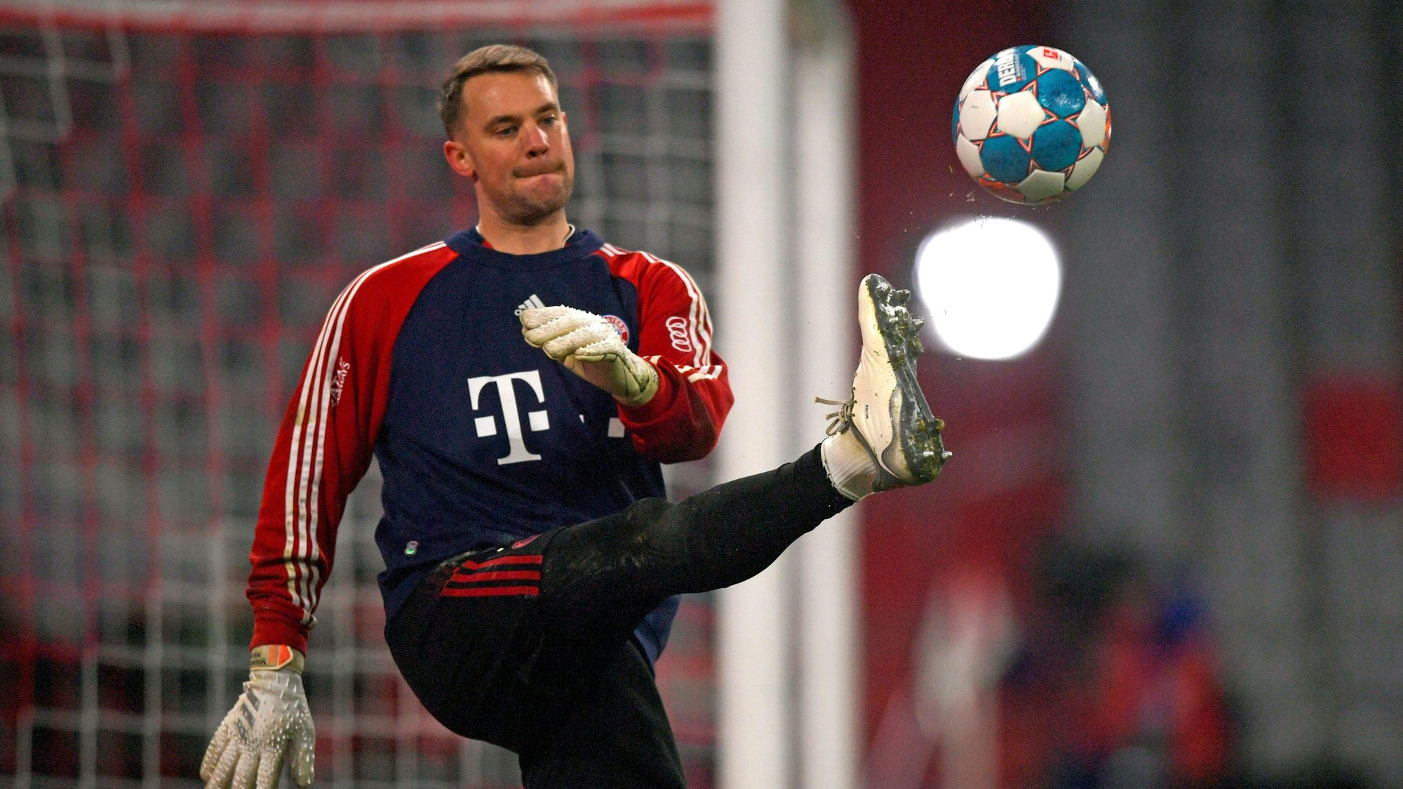 Torwart Manuel Neuer vom FC Bayern München beim Aufwärmen.