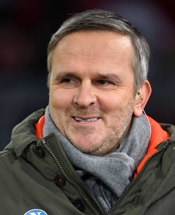 Didi Hamann lächelt am Mikrofon.