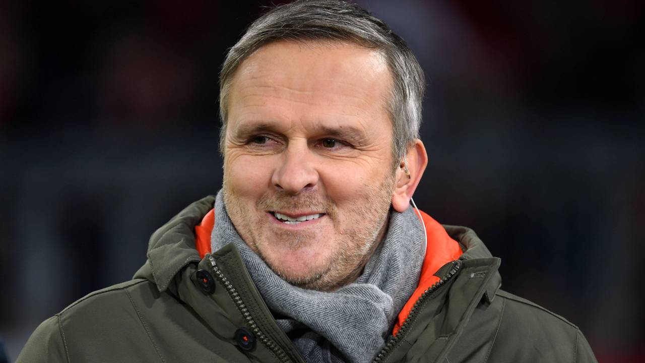 Didi Hamann lächelt am Mikrofon.