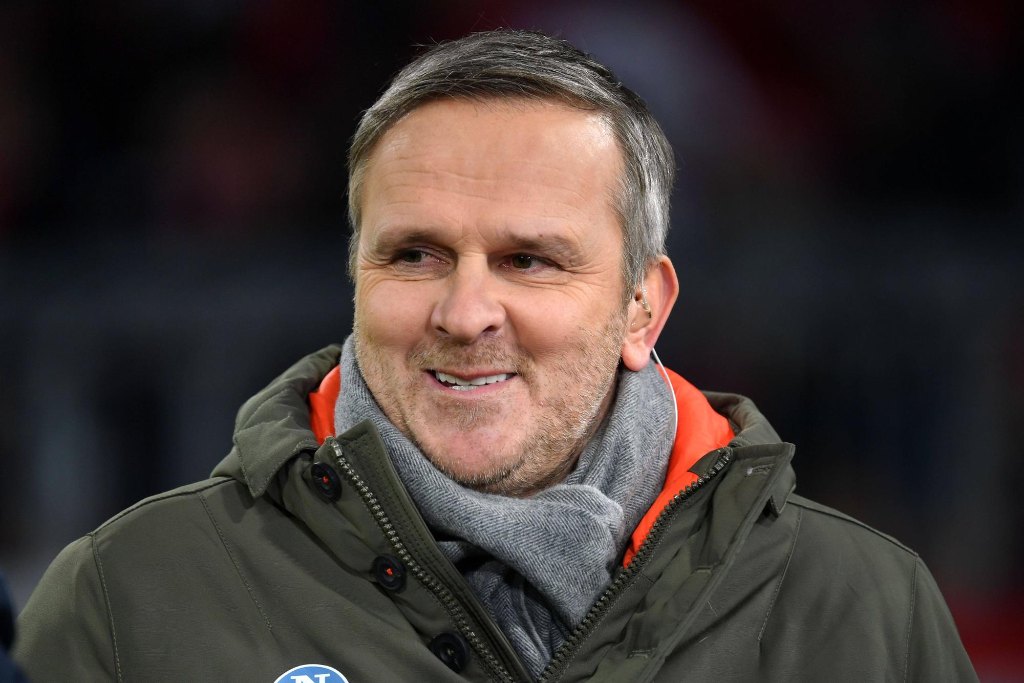 Didi Hamann lächelt am Mikrofon.