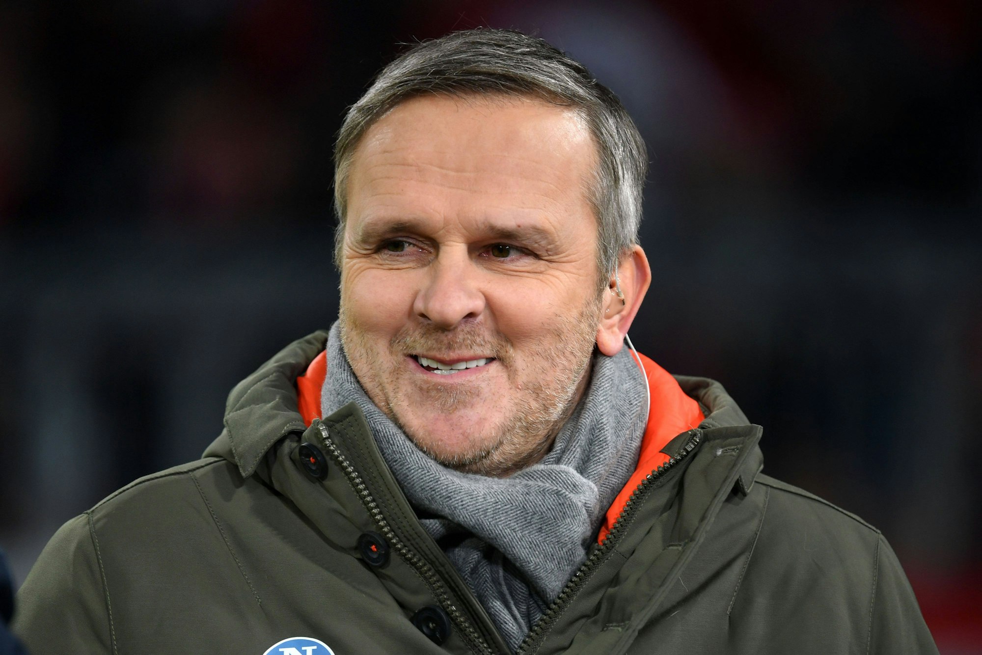 Didi Hamann lächelt am Mikrofon.