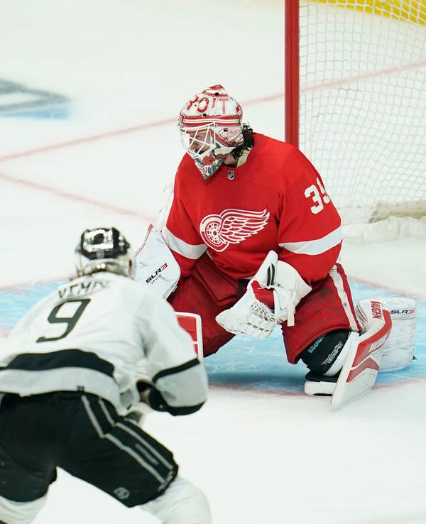 Kings-Center Adrian Kempe trifft gegen Red-Wings-Goali Alex Nedeljkovic.