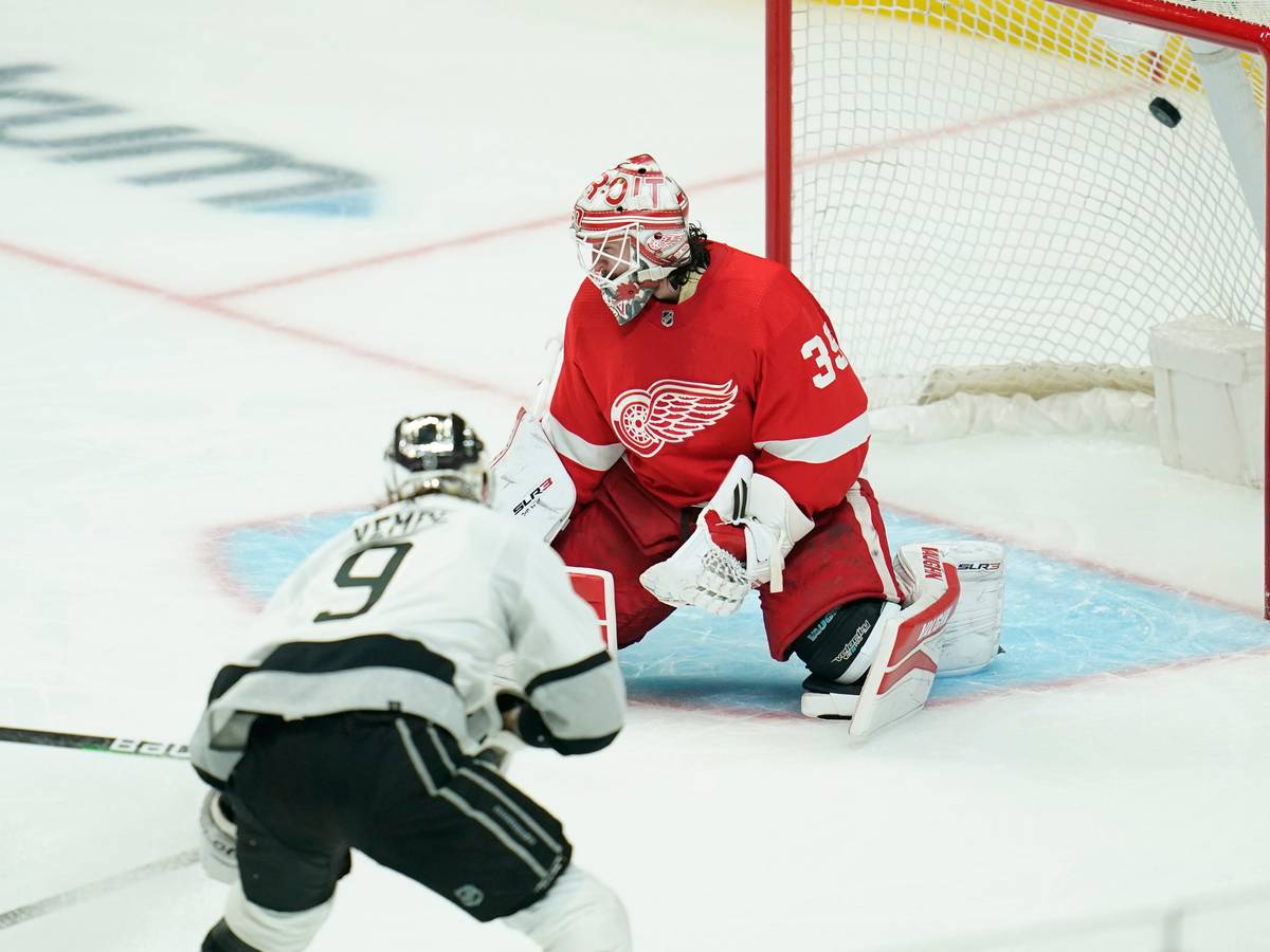 Kings-Center Adrian Kempe trifft gegen Red-Wings-Goali Alex Nedeljkovic.