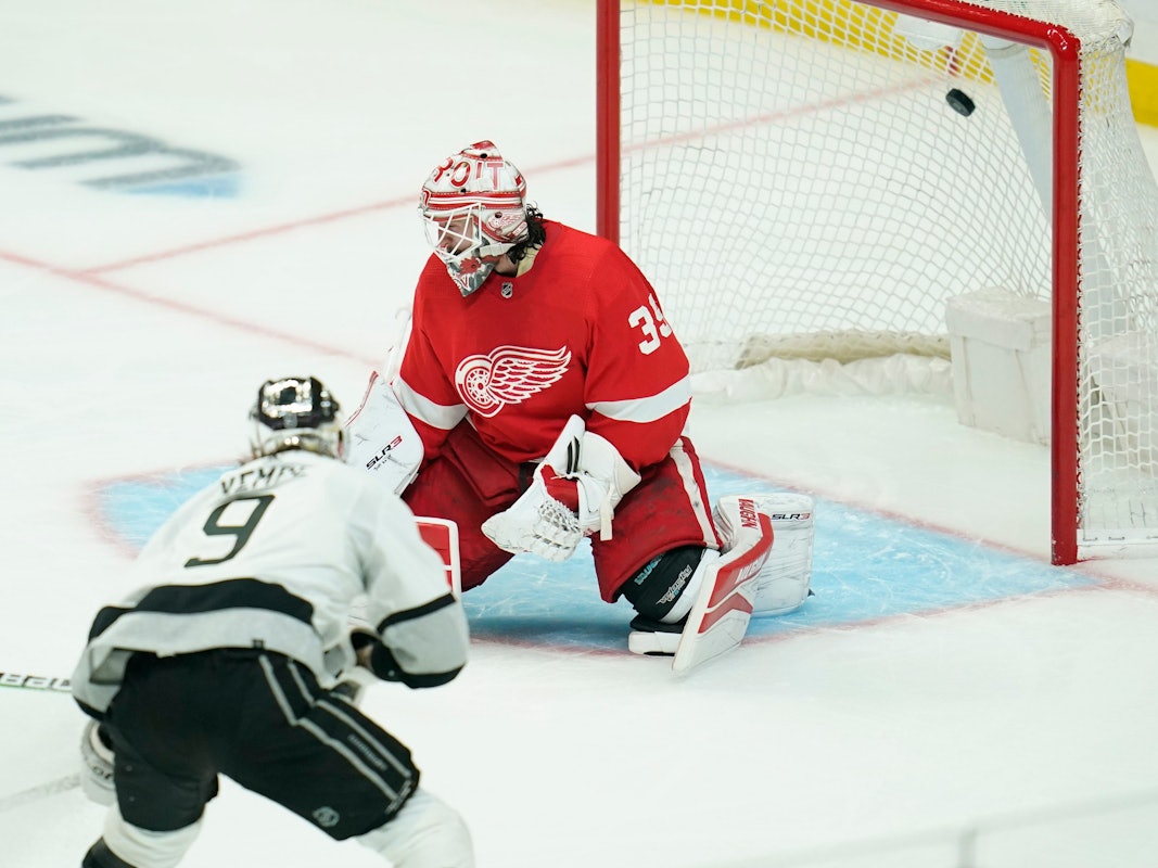 Kings-Center Adrian Kempe trifft gegen Red-Wings-Goali Alex Nedeljkovic.