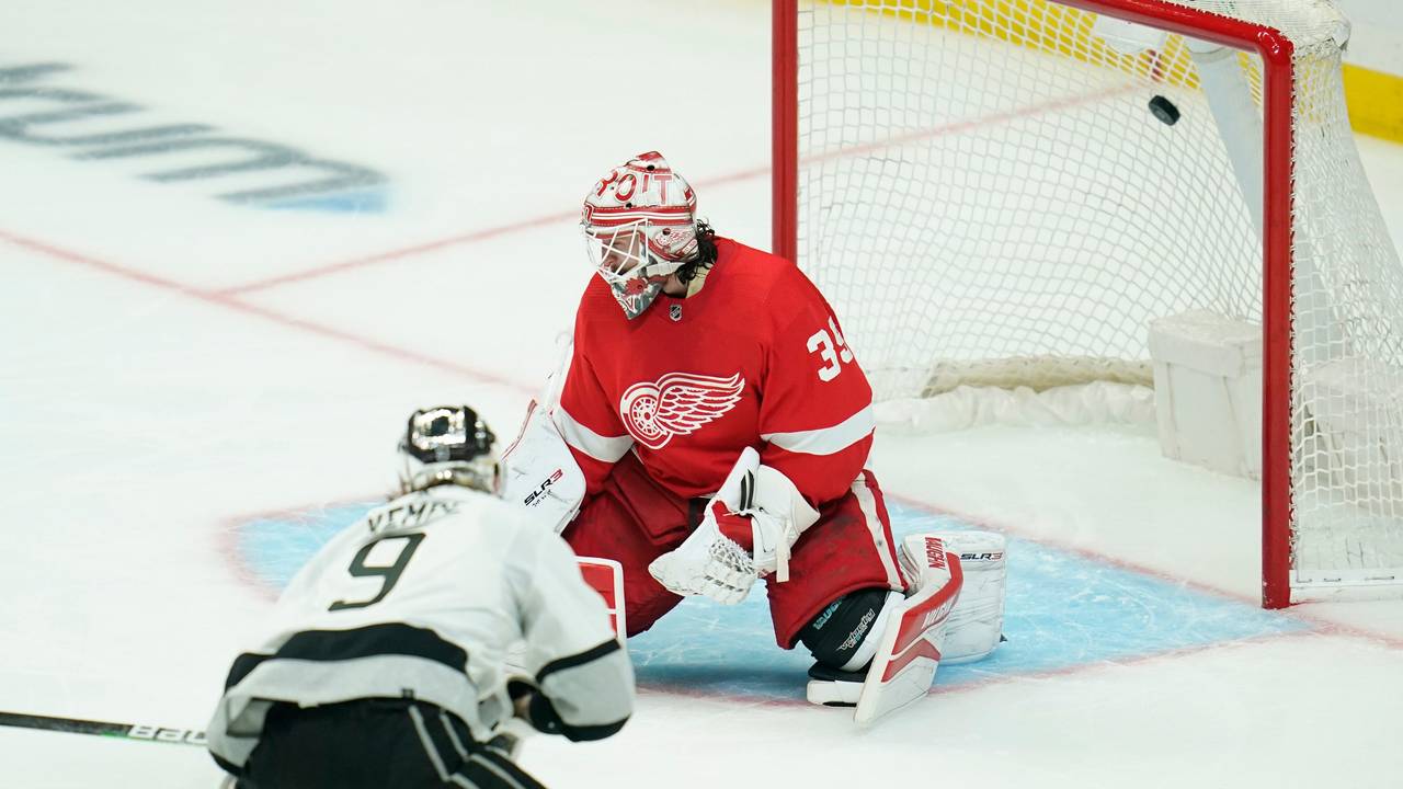 Kings-Center Adrian Kempe trifft gegen Red-Wings-Goali Alex Nedeljkovic.