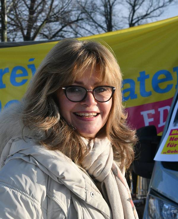 Maren Gilzer lacht am 8. Januar 2022 bei einem Wahlkampfauftritt in Oberkrämer. Die frühere „Dschungelkönigin“ hat ganz große Pläne in der Politik.