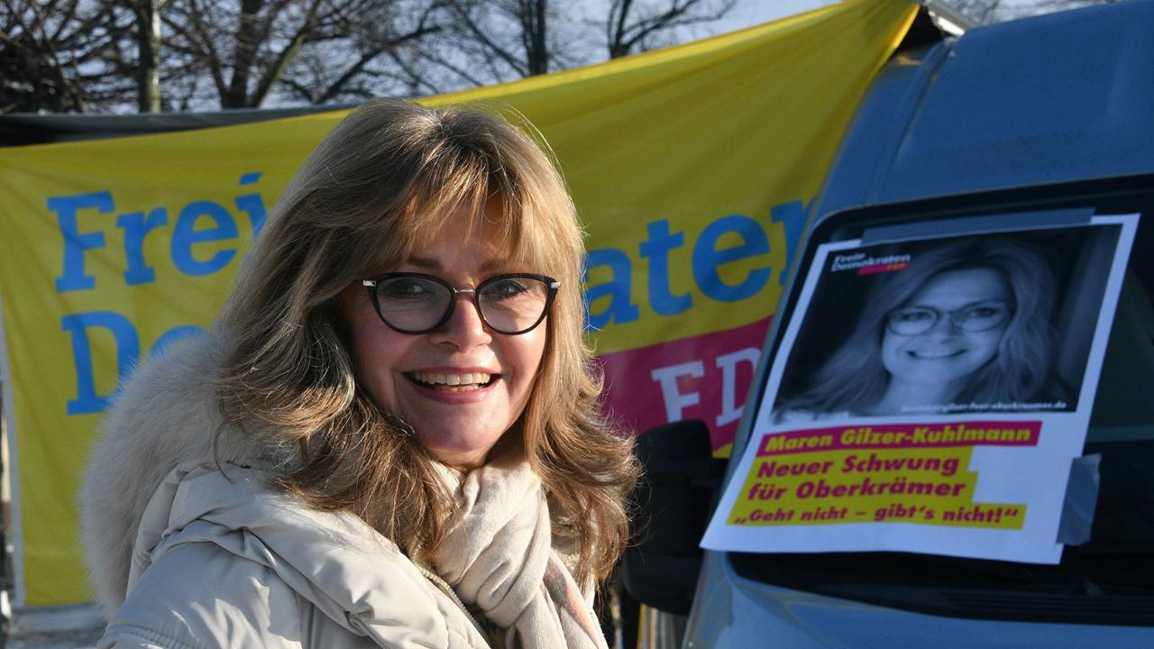 Maren Gilzer lacht am 8. Januar 2022 bei einem Wahlkampfauftritt in Oberkrämer. Die frühere „Dschungelkönigin“ hat ganz große Pläne in der Politik.