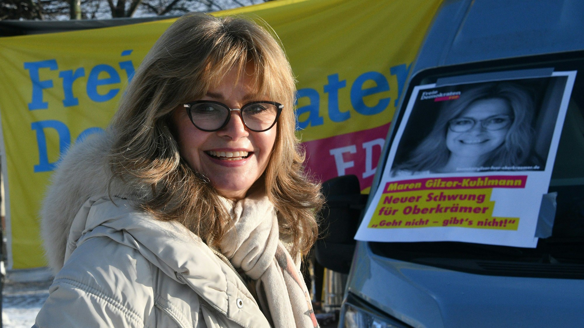 Maren Gilzer lacht am 8. Januar 2022 bei einem Wahlkampfauftritt in Oberkrämer. Die frühere „Dschungelkönigin“ hat ganz große Pläne in der Politik.
