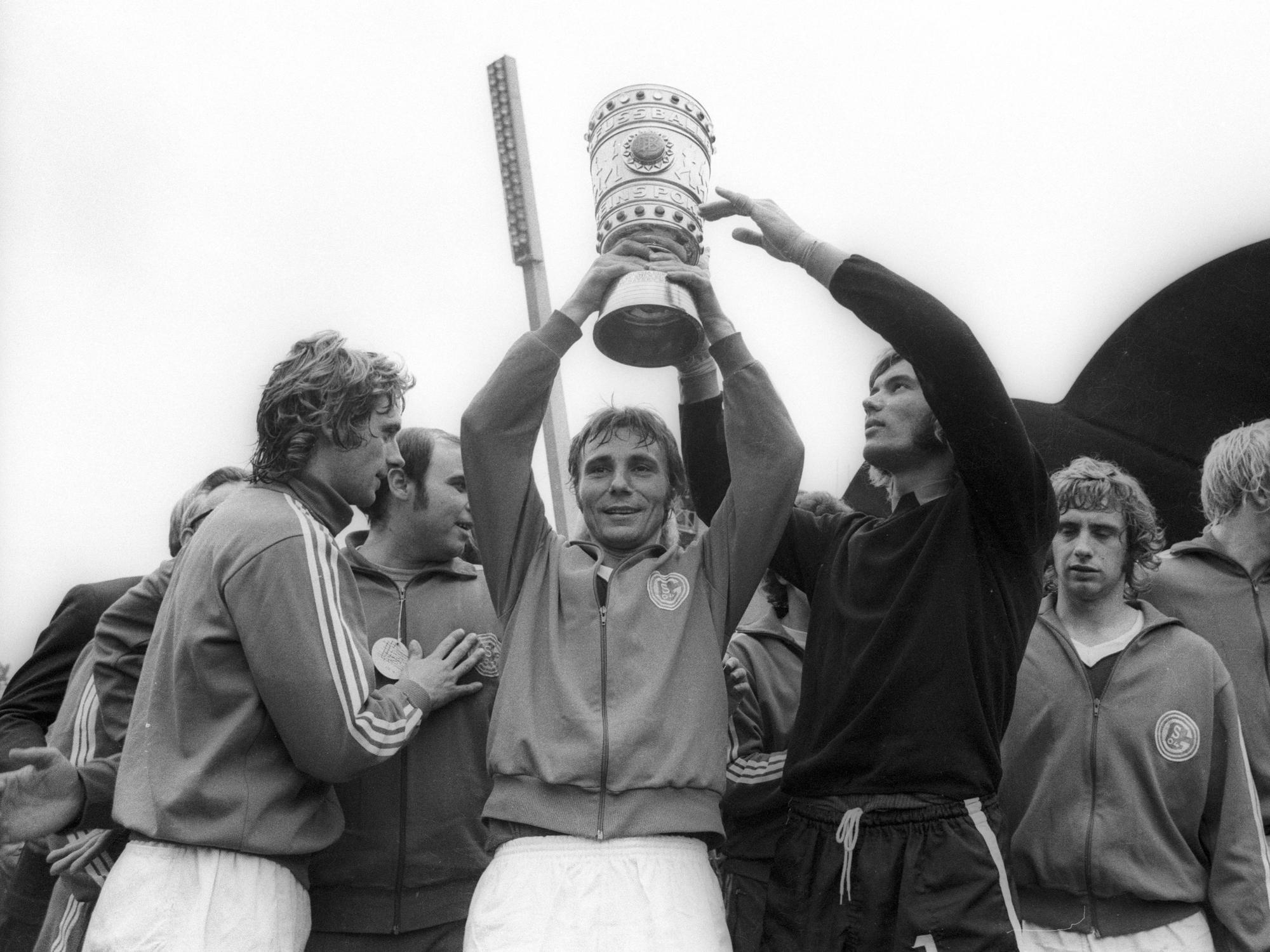 Reinhard Libuda reckt den DFB-Pokal in die Höhe.