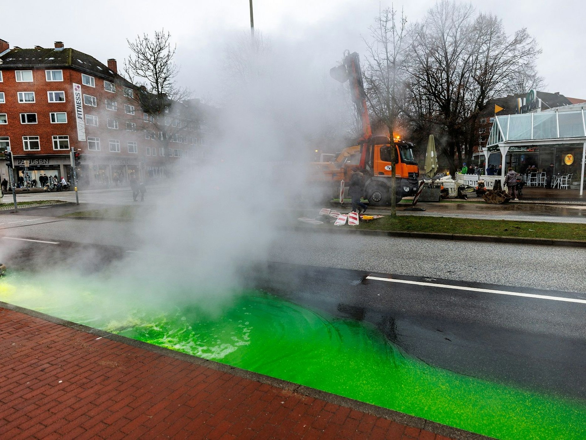Techniker reparieren eine Wasserleitung, aus der am Sonntag (9. Januar) grünes Wasser in den „Kleinen Kiel“ fließt. Zahlreiche Kieler zeigten sich verwundert über die grüne Farbe. Die Erklärung ist jedoch harmlos.