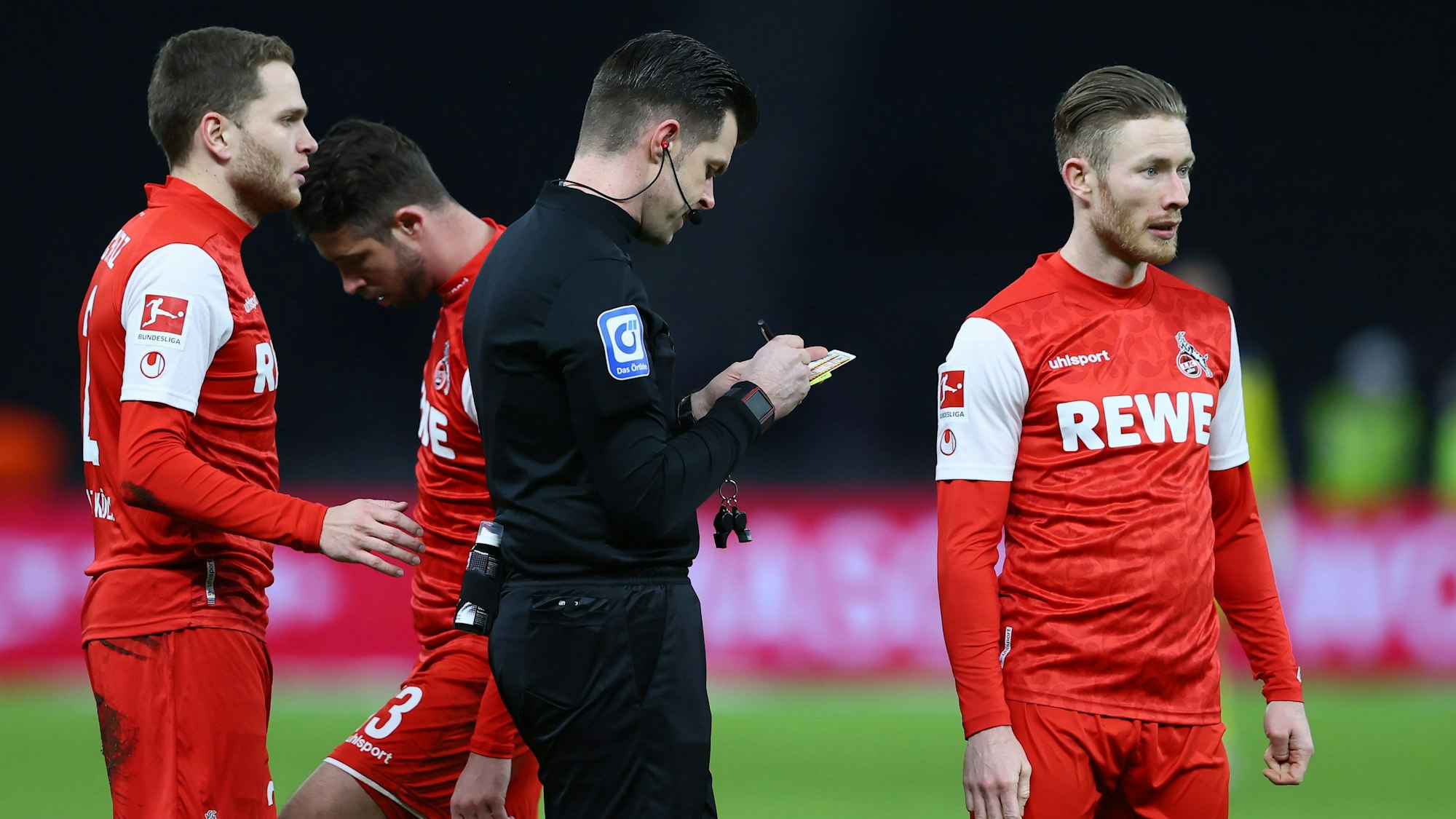 Alexander Sather notiert sich eine Verwarnung in sein Buch als Schiedsrichter.