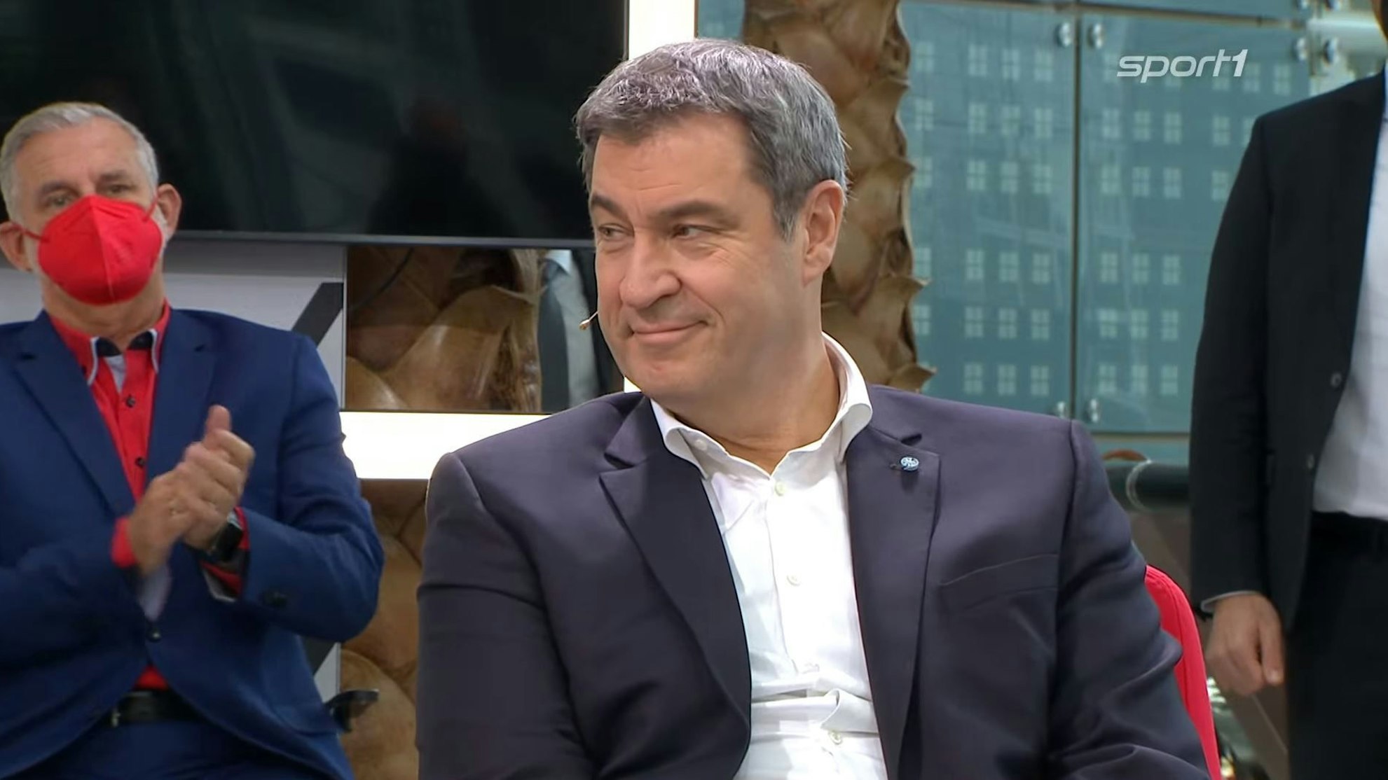 Markus Söder sitzt beim Doppelpass auf Sport1 in der Runde.