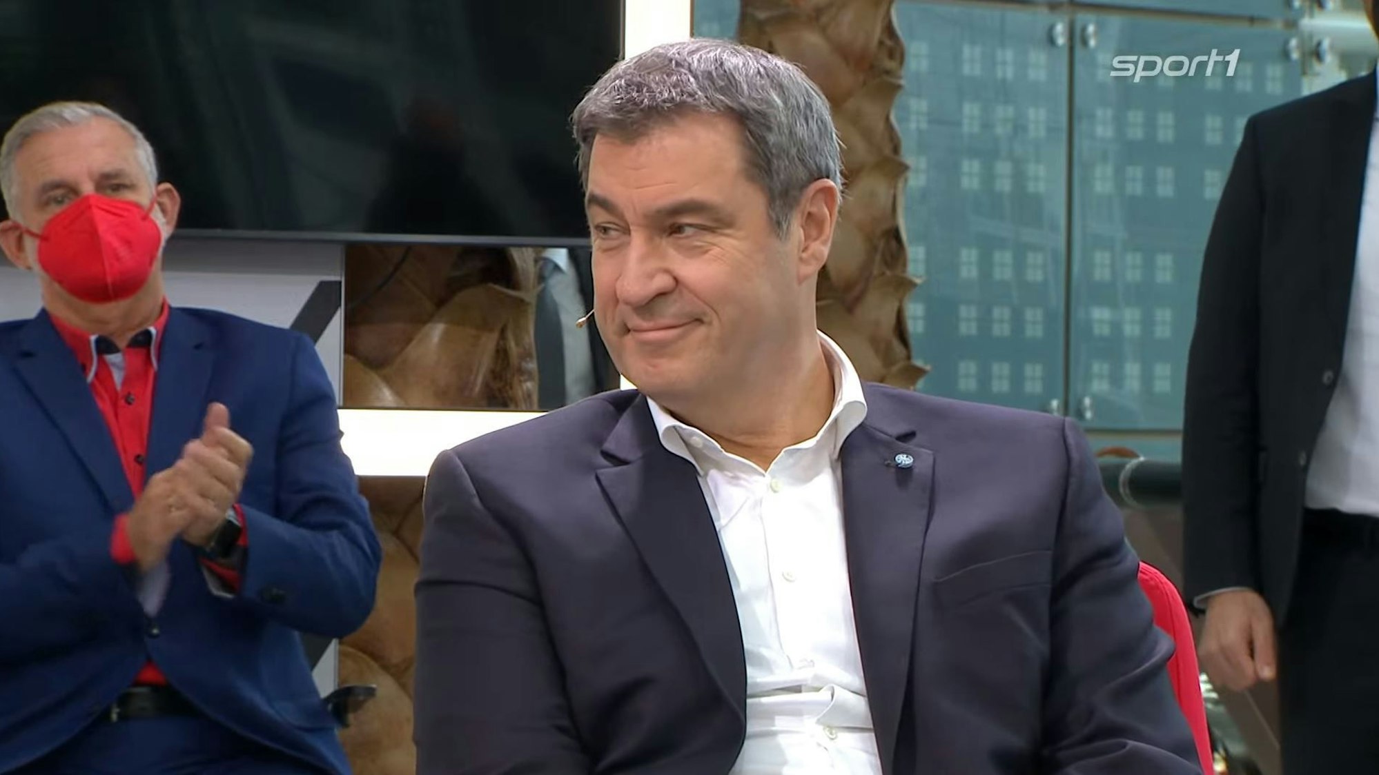 Markus Söder sitzt beim Doppelpass auf Sport1 in der Runde.