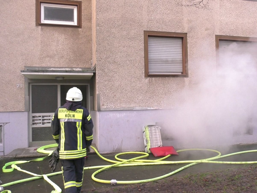 Feuer in Köln-Bilderstöckchen: Der Keller eines Mehrfamilienhauses stand in Flammen.