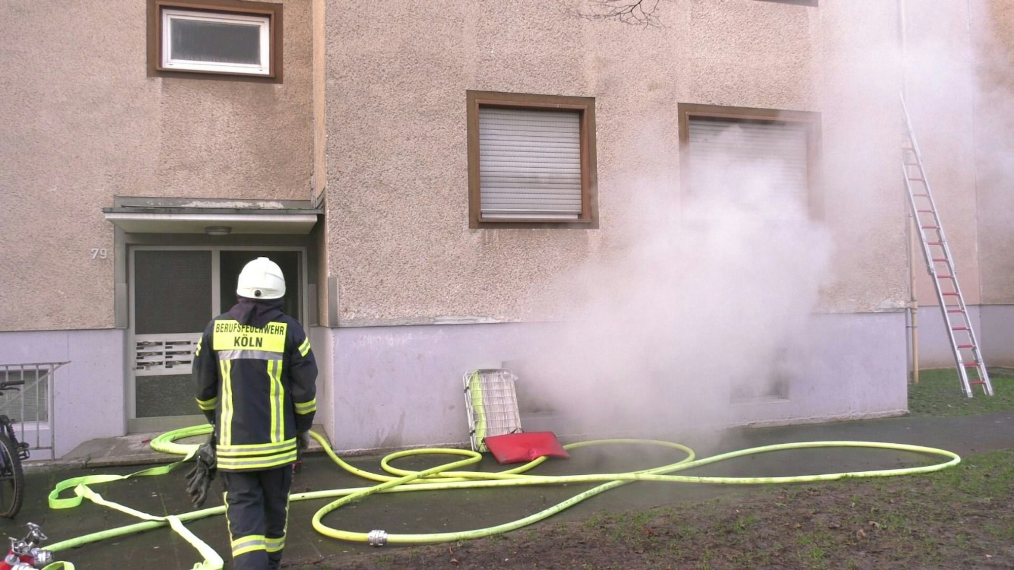 Feuer in Köln-Bilderstöckchen: Der Keller eines Mehrfamilienhauses stand in Flammen.