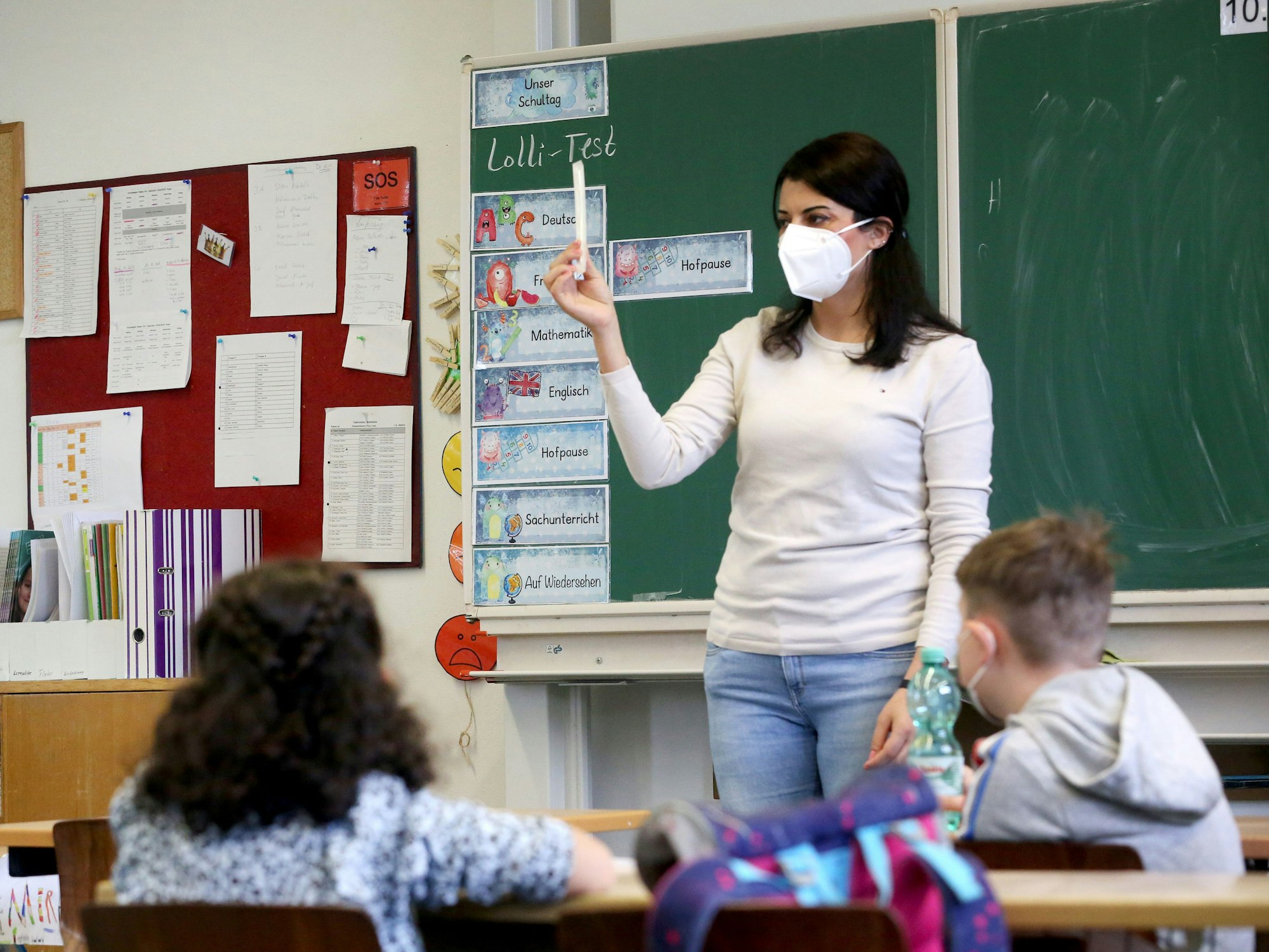 Kamuran Turan, Lehrerin der Klaase 3a der Maria-Kunigunda-Grundschule, erklärt ihren Schülern den "Lolli-Test.