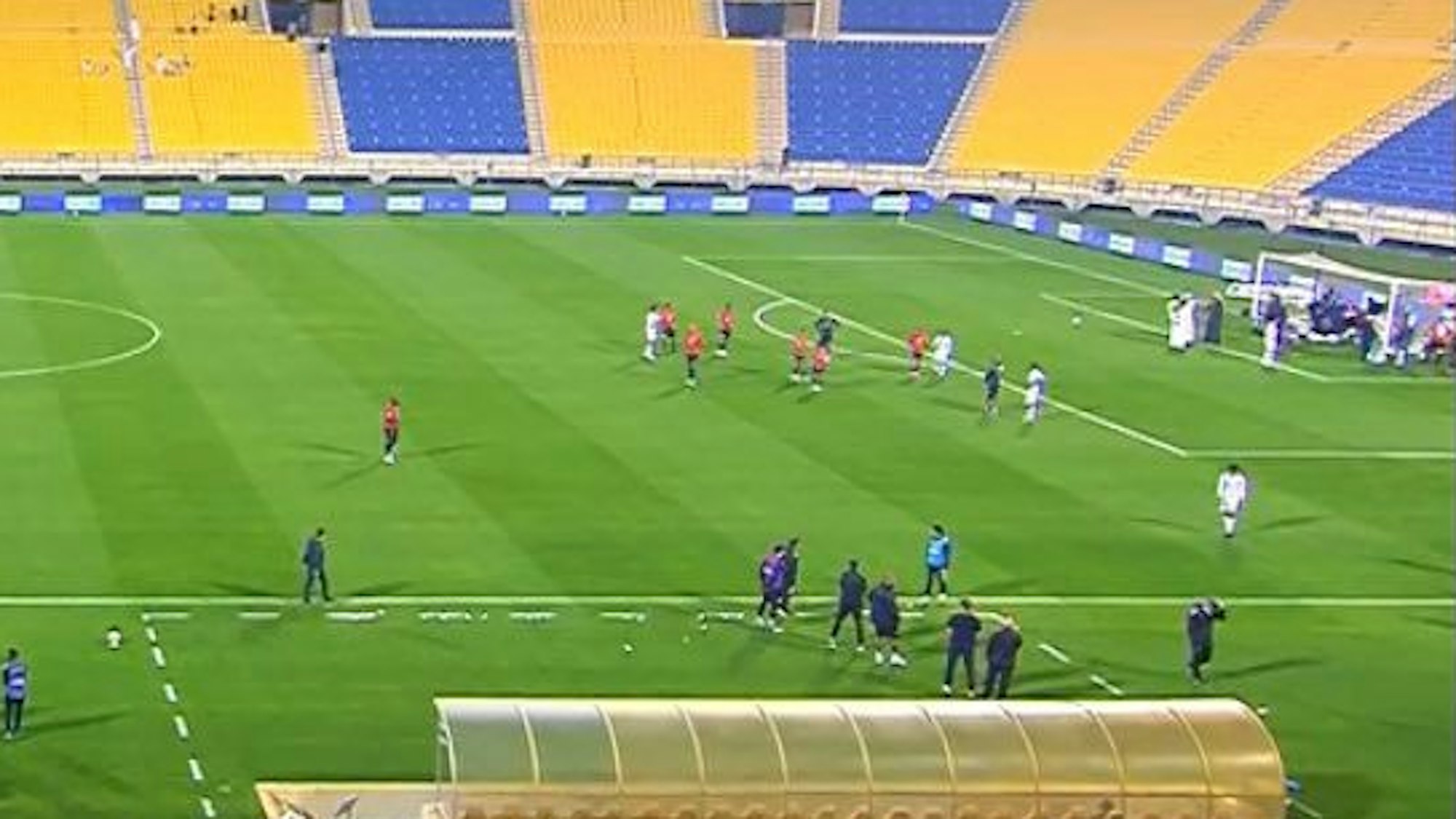 TV-Übertragung des Spiels in Katar, bei dem Abwehrspieler Ousmane Coulibaly auf dem Rasen zusammenbrach.