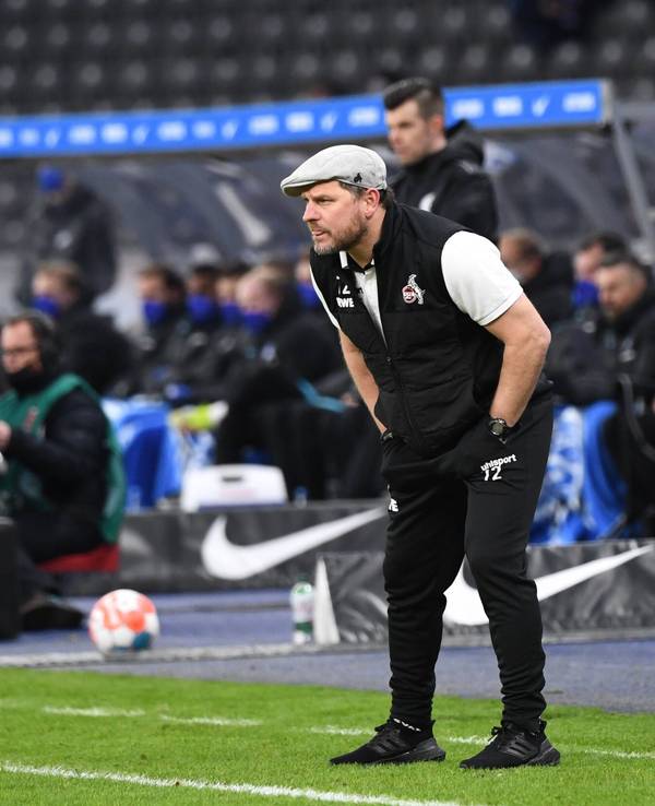 Steffen Baumgart beobachtet konzetriert das Spiel seines 1. FC Köln bei Hertha BSC.
