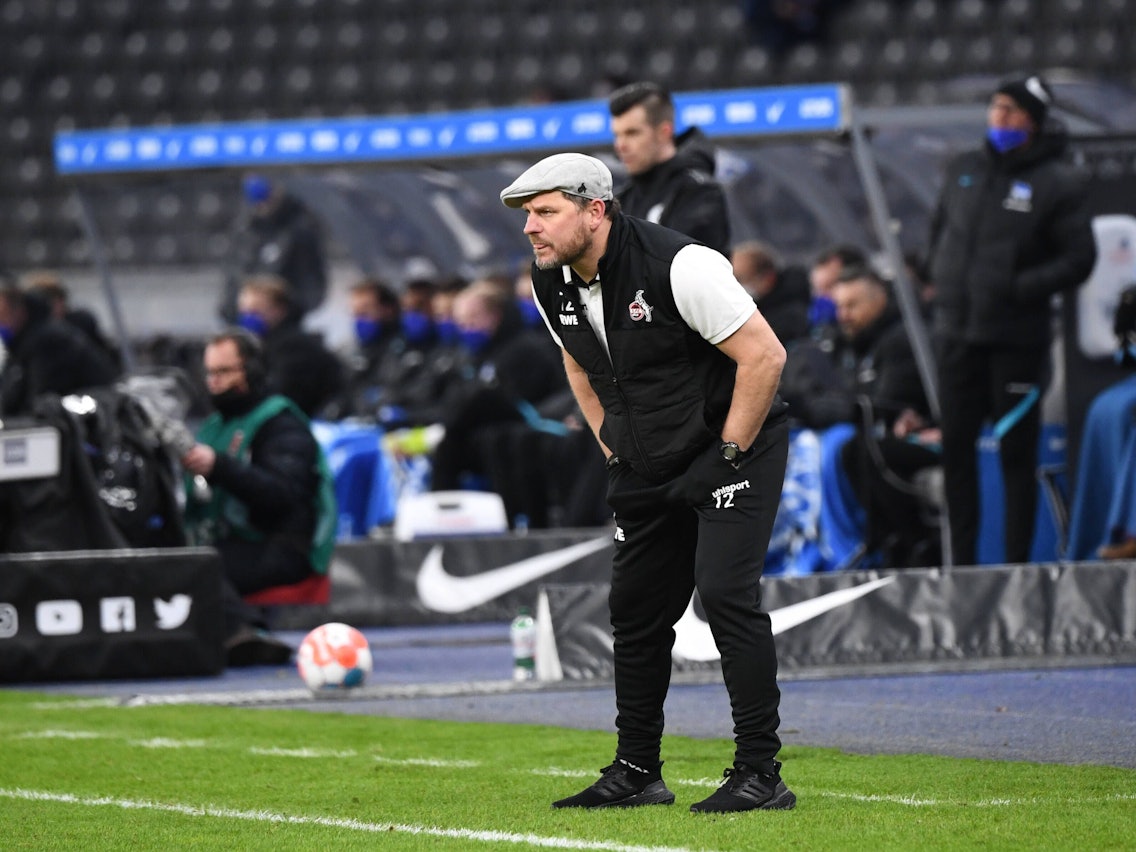 Steffen Baumgart beobachtet konzetriert das Spiel seines 1. FC Köln bei Hertha BSC.