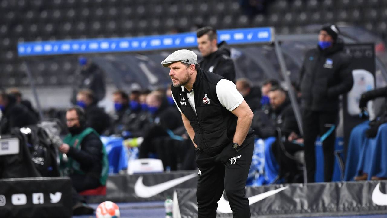 Steffen Baumgart beobachtet konzetriert das Spiel seines 1. FC Köln bei Hertha BSC.