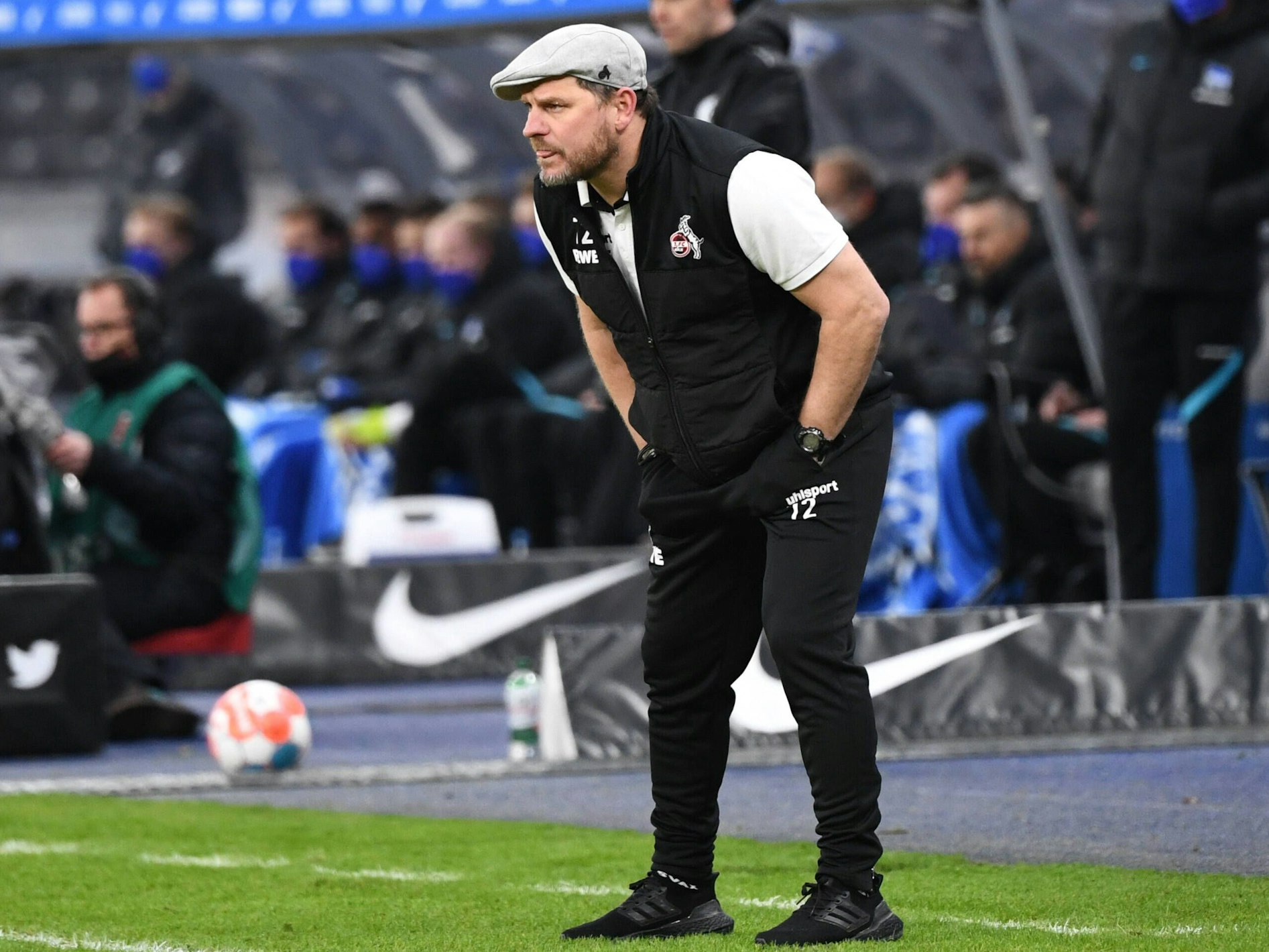 Steffen Baumgart beobachtet konzetriert das Spiel seines 1. FC Köln bei Hertha BSC.