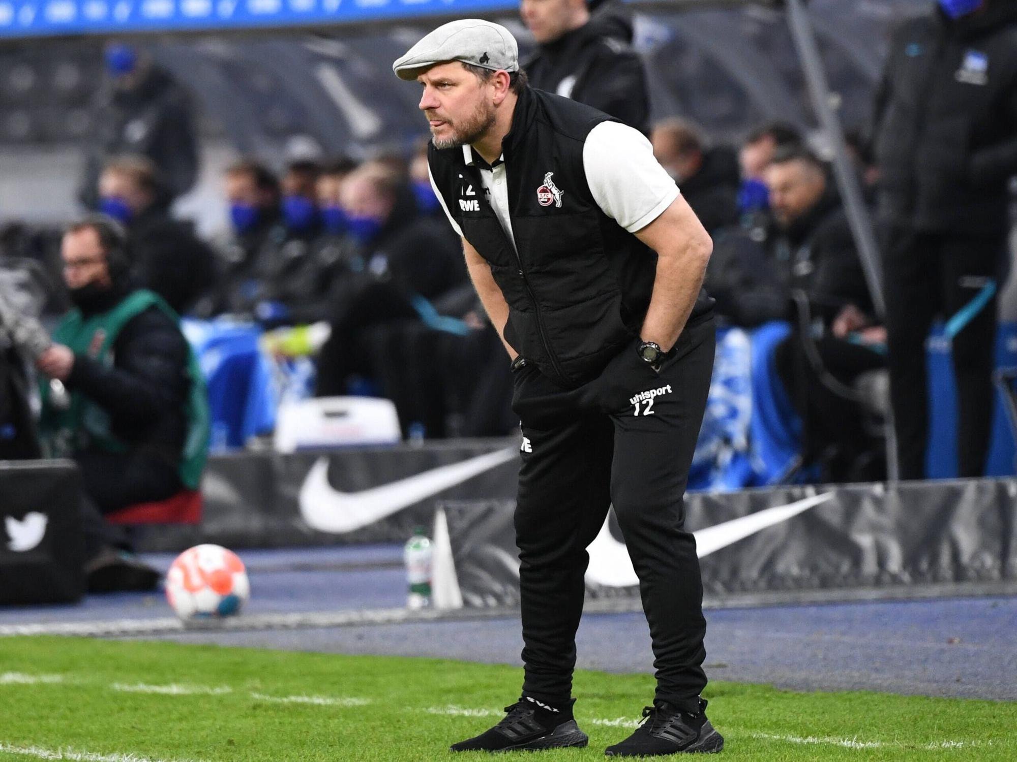 Steffen Baumgart beobachtet konzetriert das Spiel seines 1. FC Köln bei Hertha BSC.
