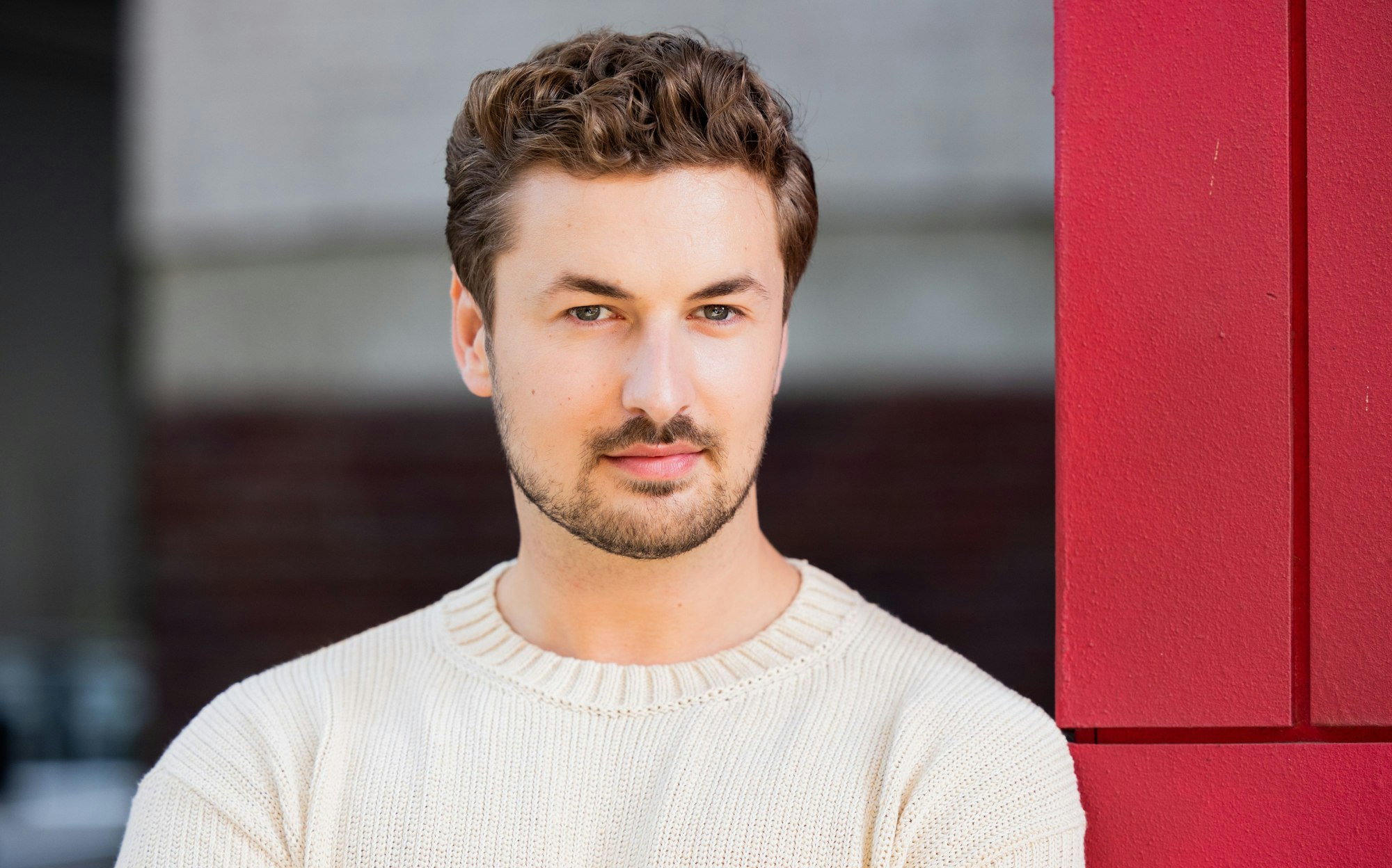 Nicolas Puschmann schaut ernst in die Kamera