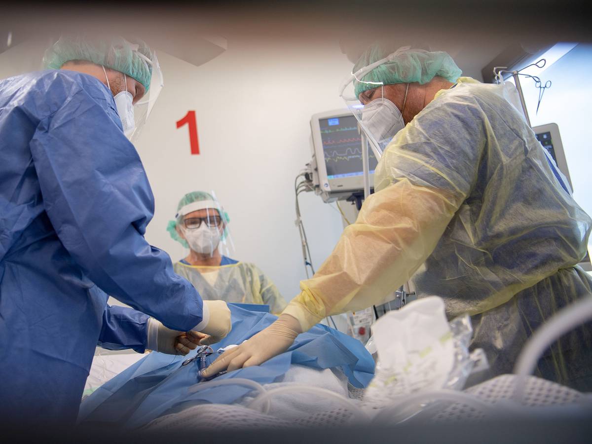 Ärzte behandeln auf der Intensivstation für Corona-Patienten am Sana Klinikum Offenbach einen Patienten, dessen Lunge teilweise kollabiert ist. Das Bild entstand am 5. Januar 2022.
