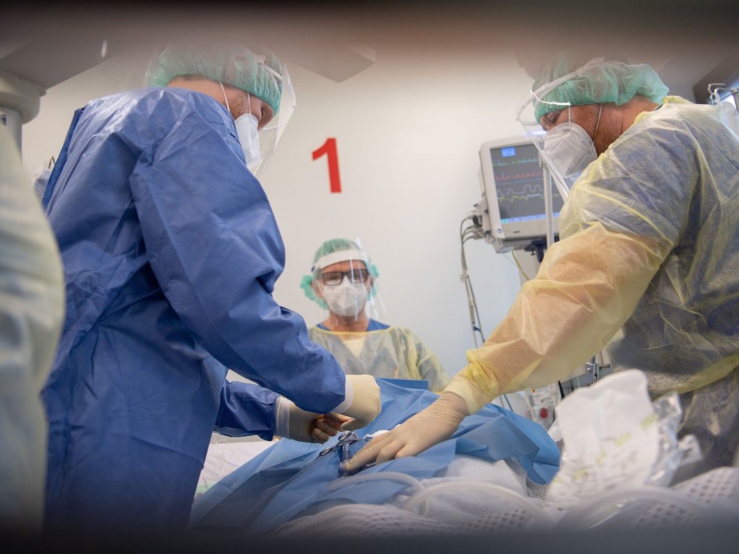 Ärzte behandeln auf der Intensivstation für Corona-Patienten am Sana Klinikum Offenbach einen Patienten, dessen Lunge teilweise kollabiert ist. Das Bild entstand am 5. Januar 2022.