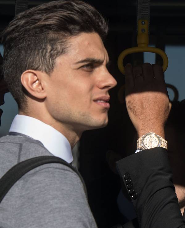 Marc Bartra steht bei einer Auswärtsreise mit Borussia Dortmund neben Pierre-Emerick Aubameyang.