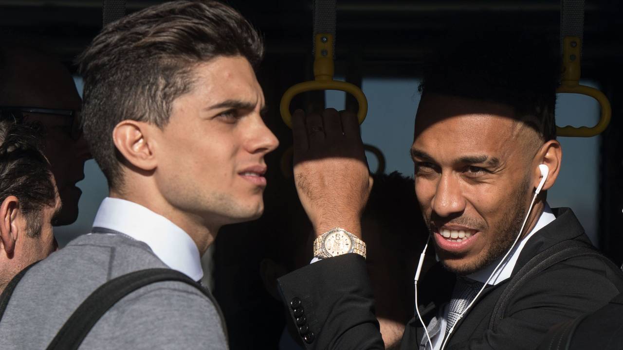 Marc Bartra steht bei einer Auswärtsreise mit Borussia Dortmund neben Pierre-Emerick Aubameyang.