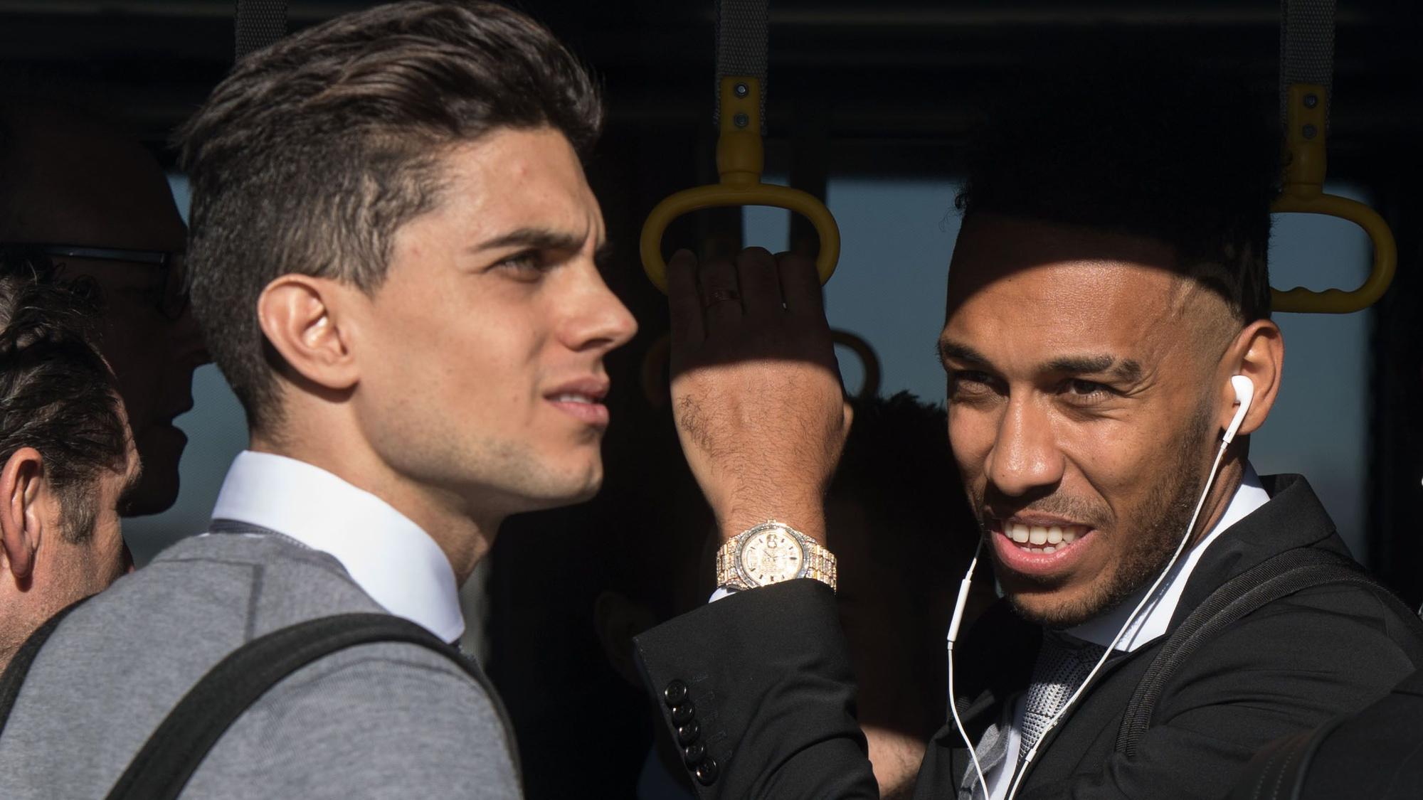 Marc Bartra steht bei einer Auswärtsreise mit Borussia Dortmund neben Pierre-Emerick Aubameyang.