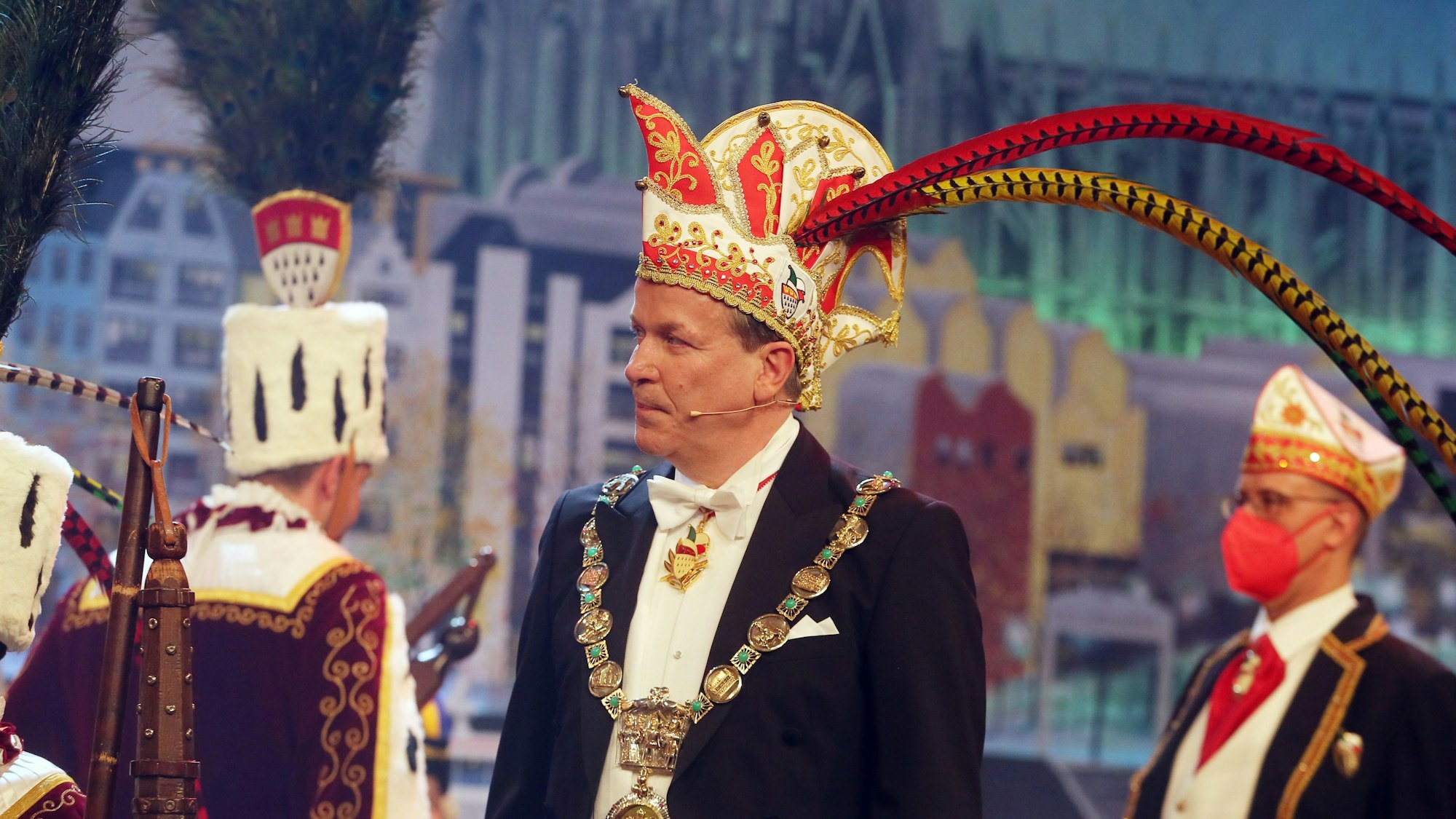 Christoph Kuckelkorn steht im Ornat auf der Bühne.