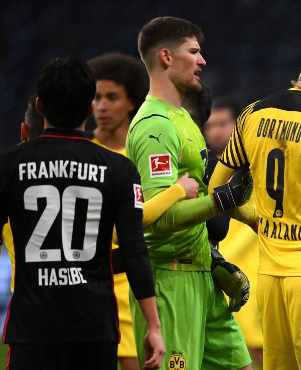 BVB-Star Erling Haaland und Eintracht-Verteidiger Martin Hinteregger geraten aneinander.