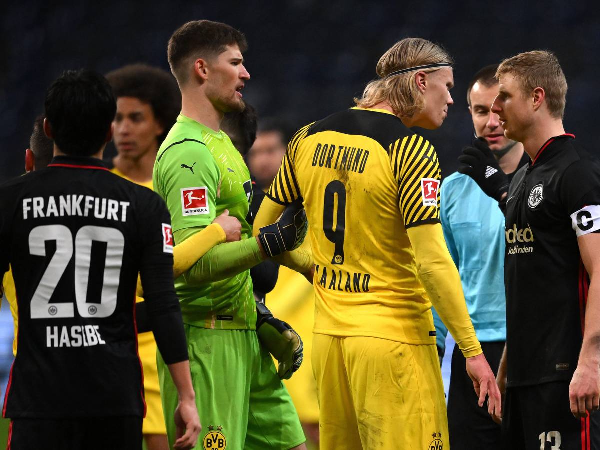 BVB-Star Erling Haaland und Eintracht-Verteidiger Martin Hinteregger geraten aneinander.