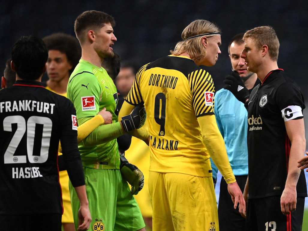 BVB-Star Erling Haaland und Eintracht-Verteidiger Martin Hinteregger geraten aneinander.