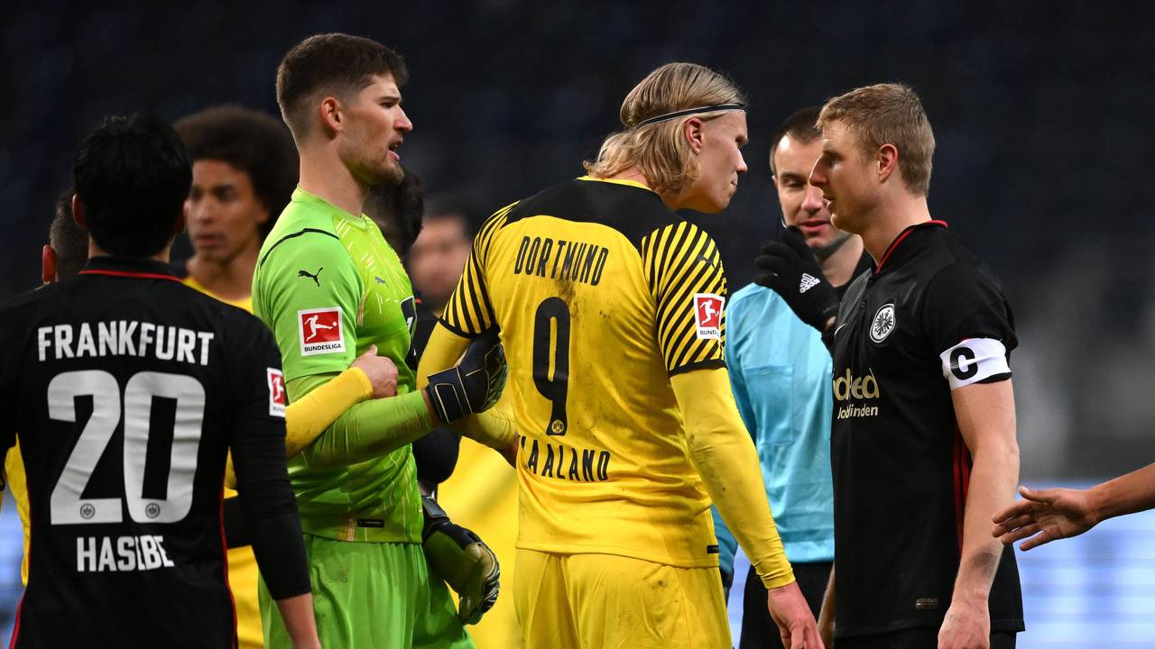 BVB-Star Erling Haaland und Eintracht-Verteidiger Martin Hinteregger geraten aneinander.