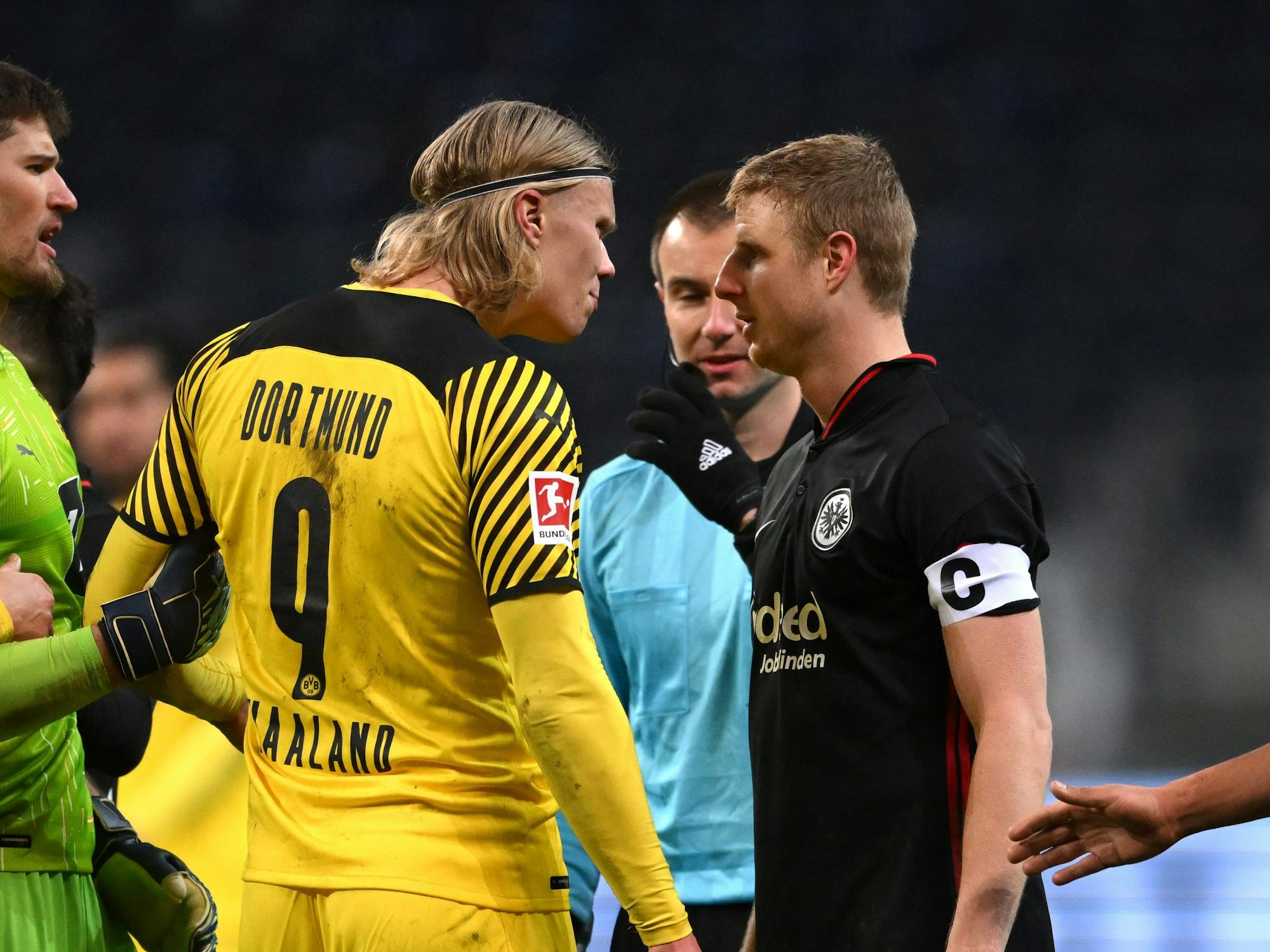 BVB-Star Erling Haaland und Eintracht-Verteidiger Martin Hinteregger geraten aneinander.